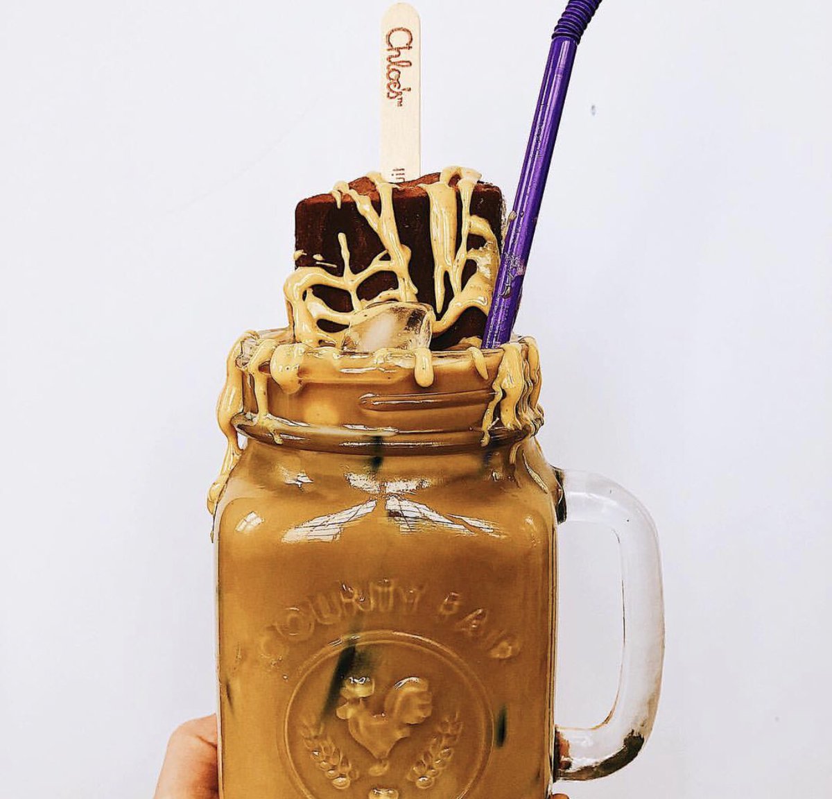 EMJanerus's tweet photo. Crushing on this cold brew cocktail made w/ our creamy Nilli Vanilli Almondmilk Liqueur (14%ABV). @realfoodwithgratitude topped it off w/ a fudge pop + pb... because why not?!?! #cocktail #recipes #coldbrew #bombom #nillivanilli #drinks #rum #vegan #glutenfree #veganrecipes #yum https://t.co/MrlBKy5FJ6