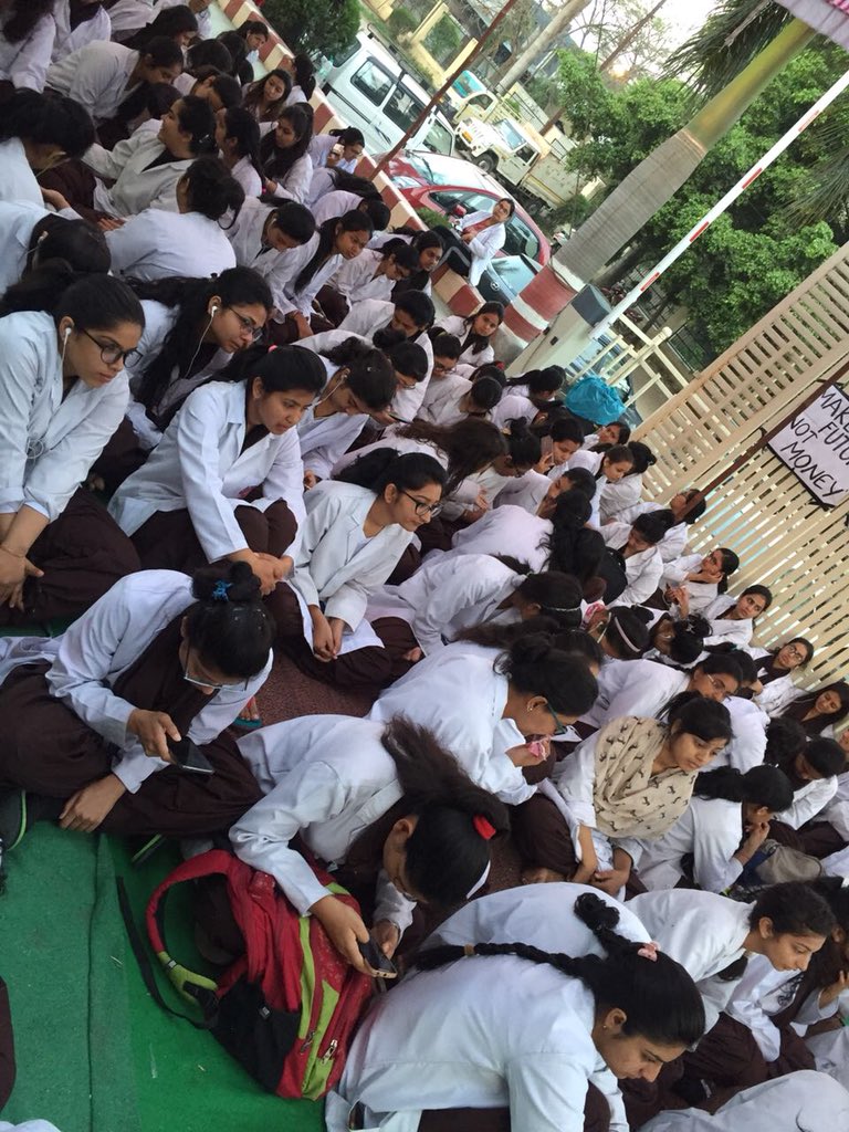 Simranbishnoi4's tweet photo. #doctorsnotbanks @PMOIndia @sardanarohit @ndtv @narendramodi @CNNnews18 @CNNnews18 @JPNadda @SushmaSwaraj @aajtak @sudhirchoudhary @ZeeNews 4th day of strike https://t.co/rODhBWHPWd