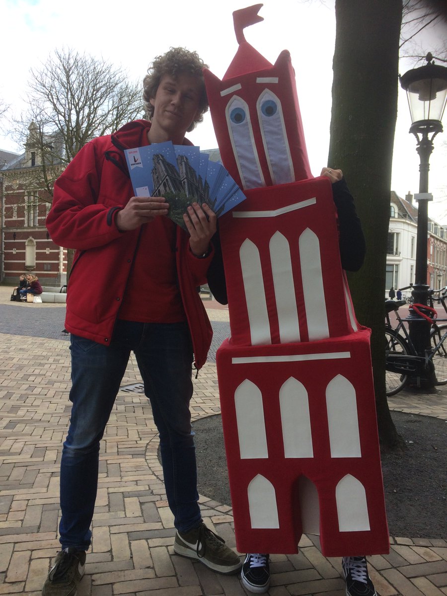 Het hele #paasweekend zijn er rondleidingen op de #Domtoren in #Utrecht. Dommy was er vandaag ook bij om paaseieren uit te delen! Zou hij dit weekend nog vaker opduiken? tickets: domtoren.nl #Easter #Pasen #Domtower #is #open