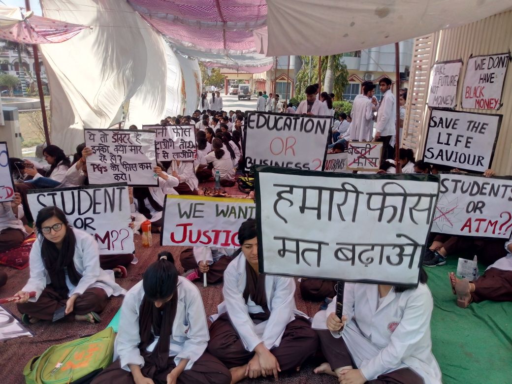 Kanchan93963014's tweet photo. #doctorsnotbanks @PMOIndia  @narendramodi  @cnnbrk @ndtv  @ZeeNews @sudhirchaudhary @JPNadda @SushmaSwaraj 19lakhs fees not affordable , please helps us https://t.co/EDCc4Nf5aJ