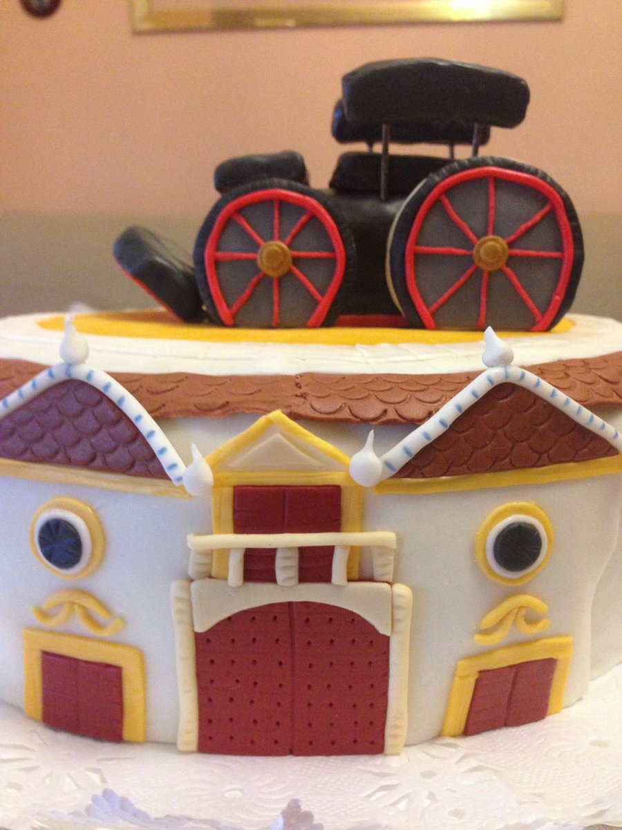 smallcakes2's tweet photo. 'La Maestranza'
Rellena de buttercream de Vanilla cubierta de fondant. https://t.co/fB2nvXrBcT