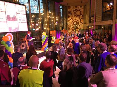 Meer matches dan ooit bij 'geslaagde' Beursvloer Apeldoorn: Bij de dertiende editie van de Beursvloer bij Theater Orpheus zijn woensdagavond meer matches gemaakt dan ooit. In totaal hebben 144 bedrijven en stichtingen elkaar gevonden. ,,Elke geslaagde… destentor.nl/apeldoorn/meer…