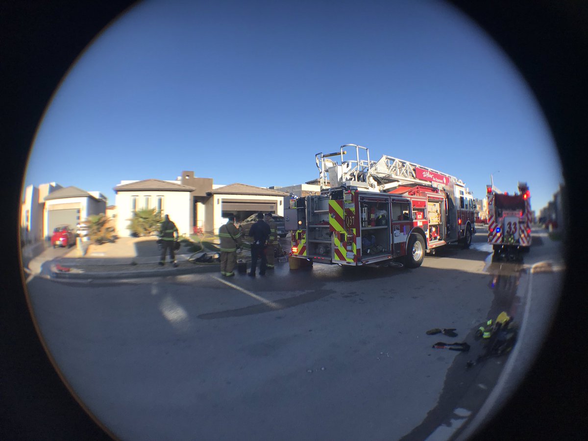 KFOX14Photogs's tweet image. #EPFD responding to a house fire, in Far East El Paso. Stay with #KFOX14 for all the latest updates and information.