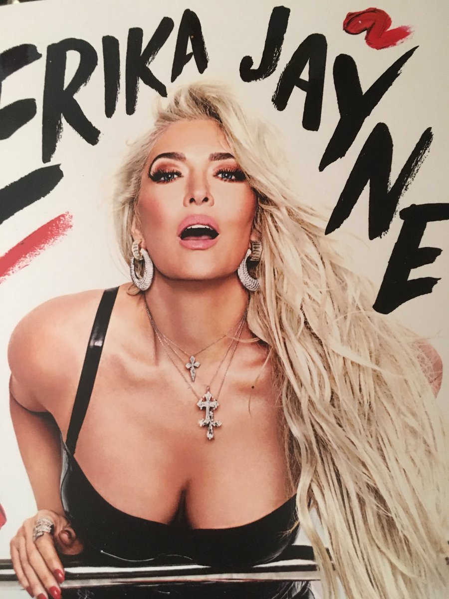 IrishErinB's tweet image. When you’re sitting in an airport🛫 reading #PrettyMess &amp;amp; random people come up to you &amp;amp; say “Omg, I love her” “I know, right!! I’ve never met @erikajayne but she’s like my BFF” 🤗