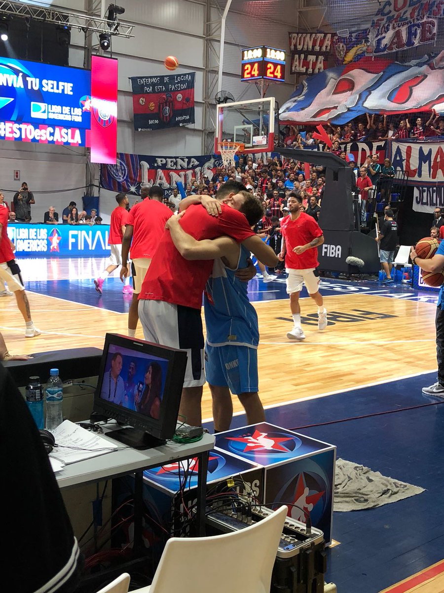 fubbuy's tweet photo. Mathías Calfani, Campeón de América 2018 con @CASLABasquet; Santiago Vidal, jugador de @ClubRegatasCtes integrante del mejor quinteto de la @Ligamericas 2018. Ambos integrantes de nuestra Selección Nacional. Orgullosos de Ustedes y de vuestro real crecimiento. Felicitaciones !! https://t.co/LLTYVZfT9G