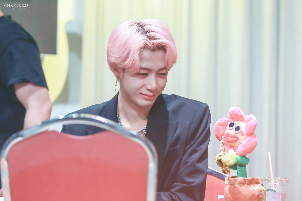Chainless_HW's tweet photo. 180329 신나라 
#MONSTA_X #몬스타엑스 
#HYUNGWON #형원
@OfficialMonstaX https://t.co/cmTbbh12WY