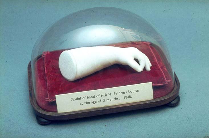 Ok, so Queen Victoria liked to commemorate her children by casting their body parts and having jewellery made from their baby teeth. <a href="/MuseumCrush/">Museum Crush</a> rules.
ow.ly/vOFs30iTUEP