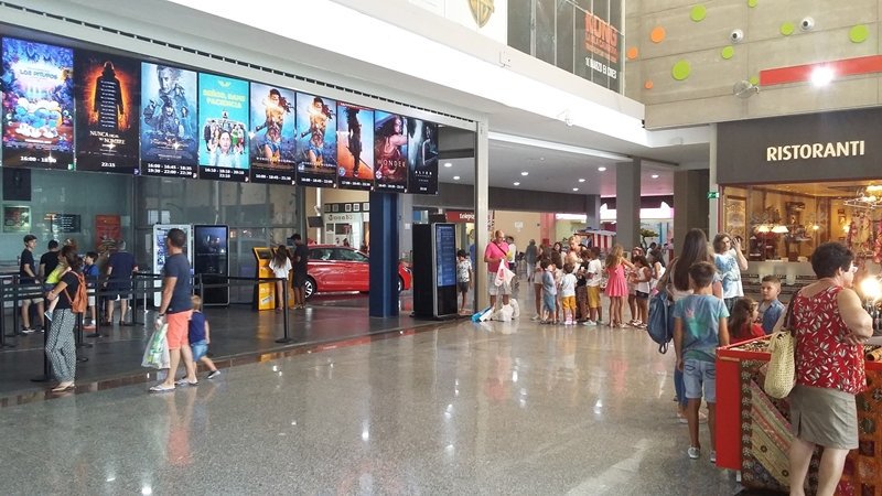 USAvsAlgeciras's tweet photo. USA "Cinema" vs. Algeciras "ciudad de 120.000 habitantes sin cine" https://t.co/ABby5NB19Y
