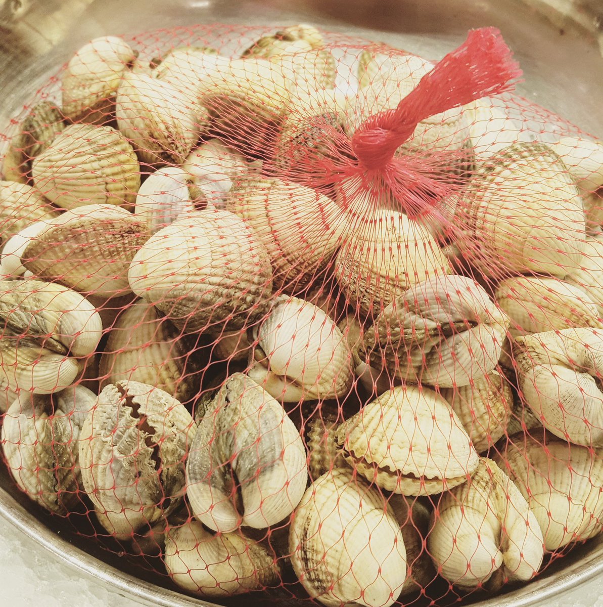 kate_mahony's tweet image. Cockles on sale in Clonakilty for Good Friday #shellfish #cerastodermaedule
