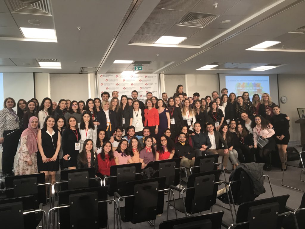 9. Geleneksel Hemşirelik Öğrencileri Etkinliğimizin sonuna geldik, bu güzel etkinlik için tüm öğrencilere, katılımcılara ve hocalarımıza teşekkür ederiz. <a href="/kusempozyum/">Farklılıklar İçinde Bütün Olmak🌐</a> <a href="/AyiseKaradag/">Ayişe Karadağ</a>