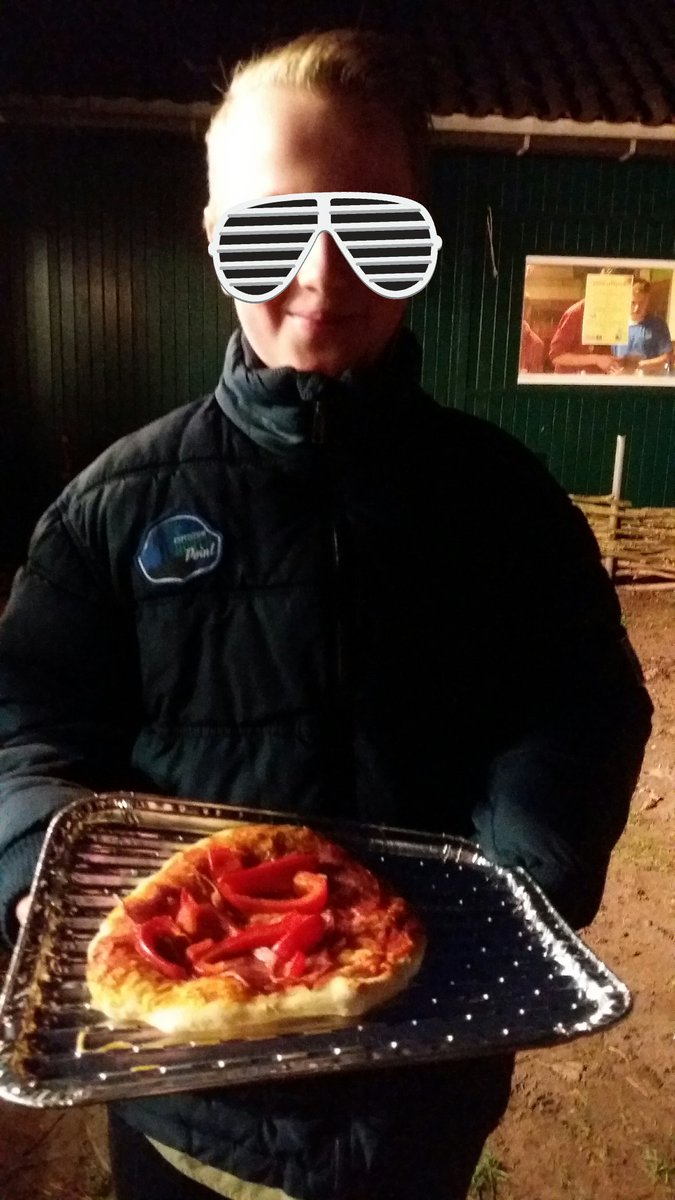 SIdeetjes's tweet photo. Maak je eigen oven en bak een pizza!!! 
Hoe? Met een doos, aluminiumfolie, aluminiumtape, lege blikjes, alluminium bakjes en hete kolen!!!! https://t.co/V4ZBWgibIa