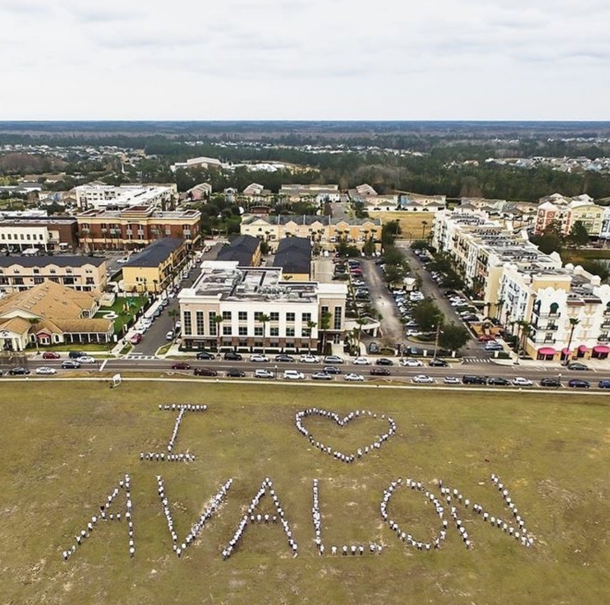 EndlessOrganic's tweet photo. Health is about more than healthy food and exercise -- it's about happiness, too! EO is thankful to be partnered with @downtownavalonpark -- a place to call home that understands the true value of community! (yes, those are people!) #avalon #livewellbewell #livelearnworkplay https://t.co/OcGFu1hXJ6