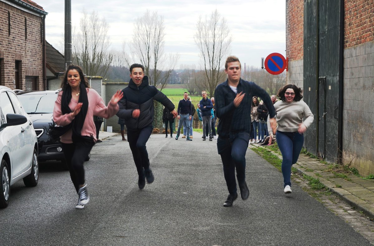 VIVATOacademy's tweet photo. Studenten van #VIVATO lopen gezwind een welverdiende Paasvakantie tegemoet. https://t.co/5uSXWkIzjb