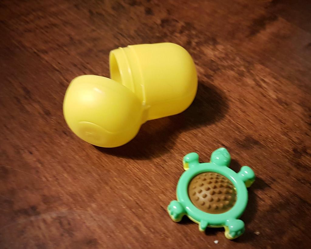 normisuo's tweet photo. Jokohan maailma olisi valmis siihen, että #kindermuna'n voisi ostaa ilman turhaa yllätyskrääsää. Lapsi kysyi voiko heittää lelun heti pois, koska hän ei tee sillä mitään. #pääsiäinen #suklaamuna #muovi #kulutus https://t.co/WHYfigGsDr