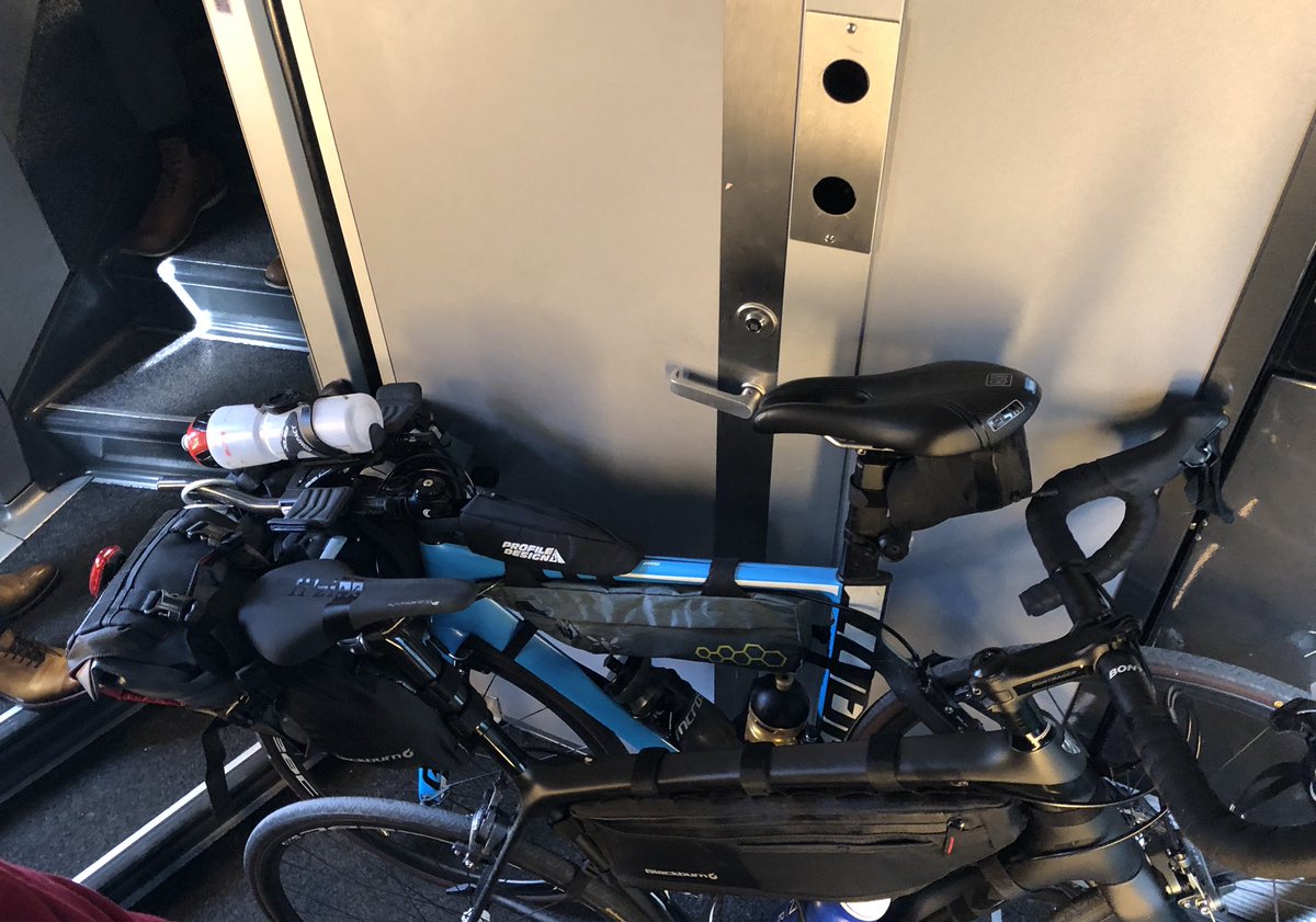Edouard_KZG's tweet photo. @SNCF comment gérez-vous l’inexistance d’espace vélo que vous vendez ? Du fait de ce détail, on se retrouve a bloquer les issues et les toilettes. Aussi, comment profiter du siège que nous avons payer? #sncfgate #remboursement #incompréhension https://t.co/E5HwKI9wX7