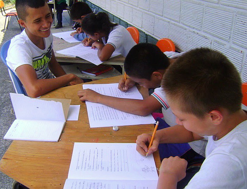 ResourceFnd's tweet photo. Today's #Friday feature goes to partner FUNDAEC and their work empowering #youth as local leaders and #changemakers in their communities across #Colombia! Seen here, a youth #mentor works with younger #students to improve their reading. #FridayFeeling #FUNDAEC #ruraleducation https://t.co/4Qb7MKacXX