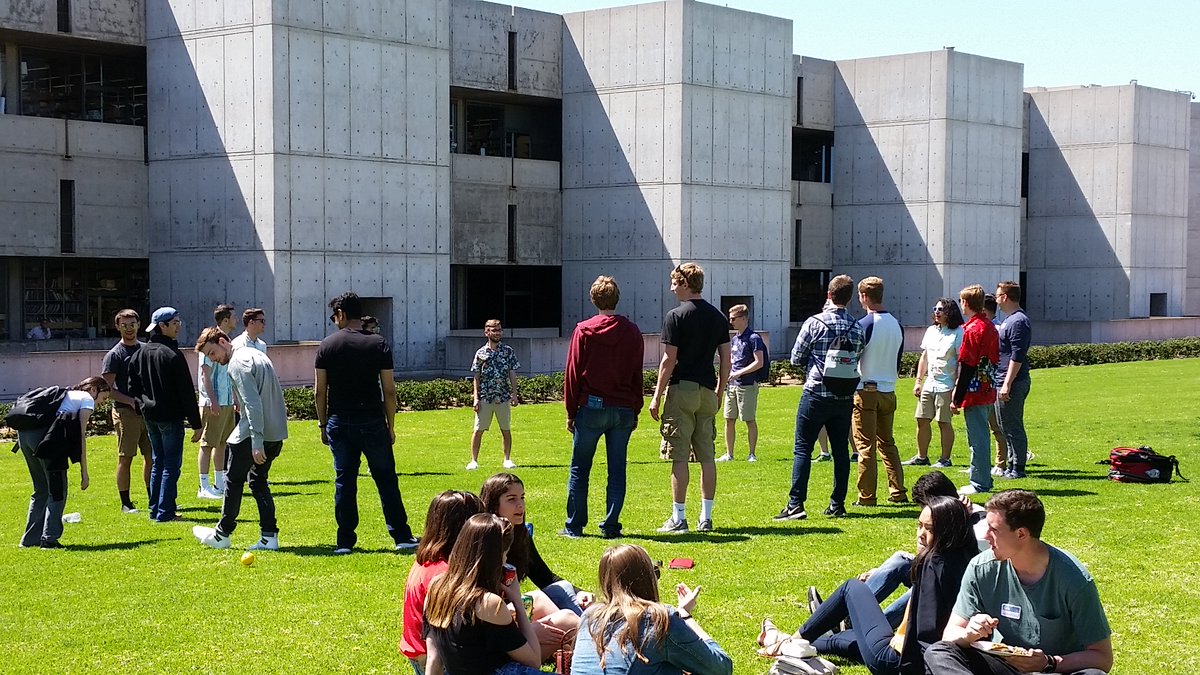 kstatearch's tweet image. Third year ARCH students on the green next to the @salkinstitute in La Jolla, CA.

The students and faculty had the opportunity this past week to visit the sites of their studio projects &amp;amp; tour architectural sites &amp;amp; firms in Southern California. #APDesign

📷: Prof. Gibson