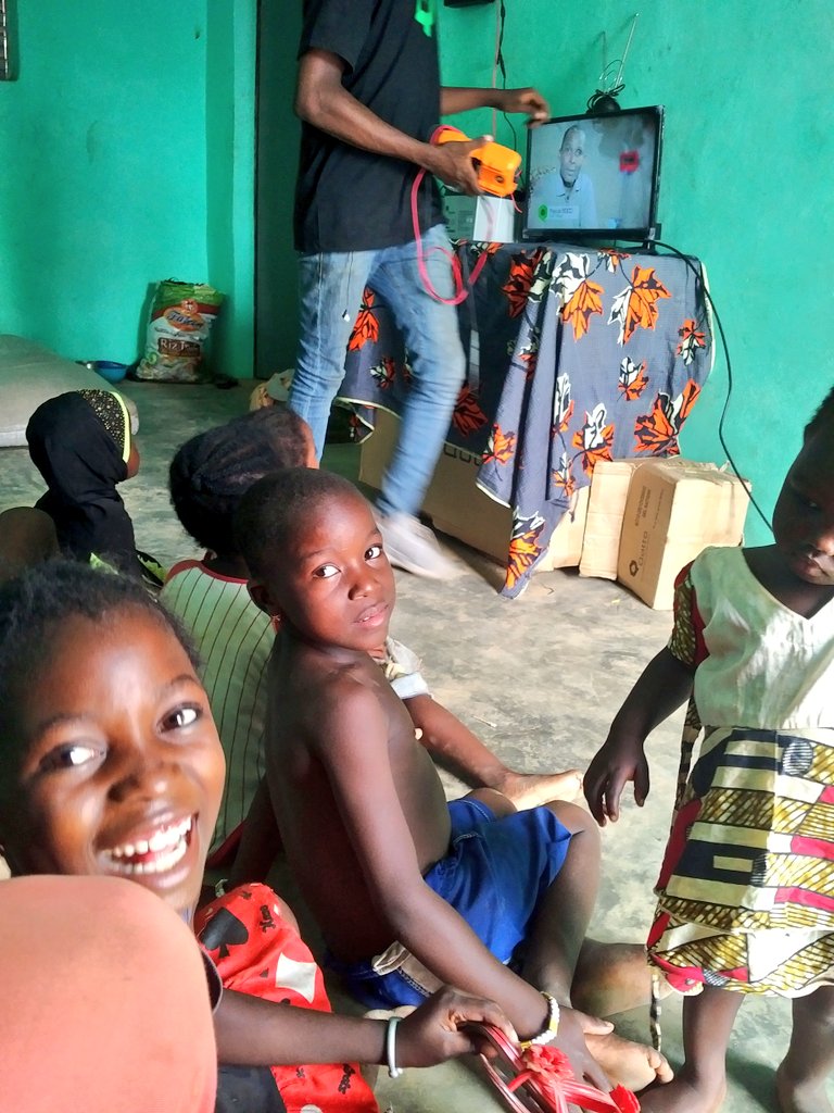 alex_gnonhoue's tweet photo. Notre #engagement sera #indéfectible parce qu'ils nous font #confiance. Dans la #joie, et avec de tels #sourires : rien ne nous arrêtera
@RaodathAminou @RevealingBenin @Qottovoltaic @PresidenceBenin #wasexo #team229 #Cotonou #Malanville #Kerou #Parakou #N'Dali #Banikoara #Djougou https://t.co/14mnpAg2Yv