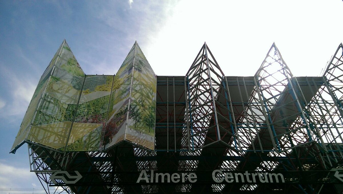 Lamberts van Bueren Zeilmakers , verfraaid station Almere  aan met bedrukte doeken voor de Floriade!