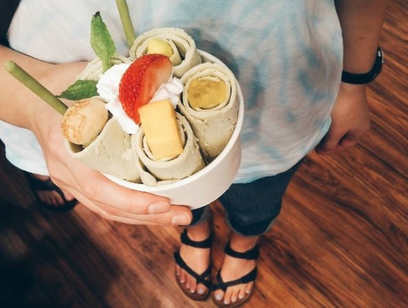 It’s #FriYAY. That’s another way of saying “eat ice cream.”
•
📷: @sarahjmorrz