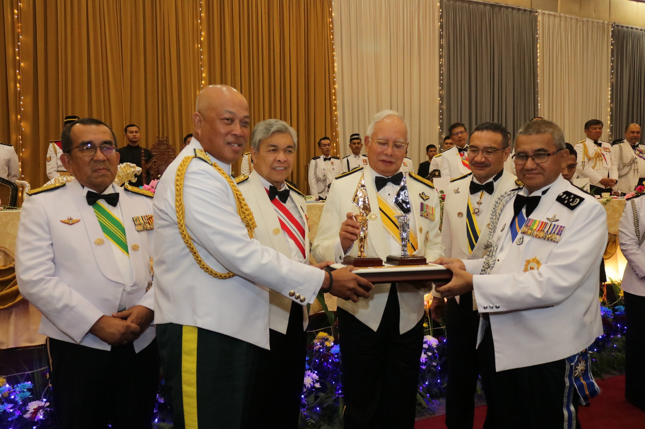 Mindef Malaysia On Twitter Yab Perdana Menteri Ds Najibrazak Menerima Cenderahati Daripada Panglima Angkatan Tentera Ym Jen Ts Affandimycdf Dan Ketua Polis Negara Ts Ds Fuzi Harun Sempena Majlis Makan Malam Rejimental Atm