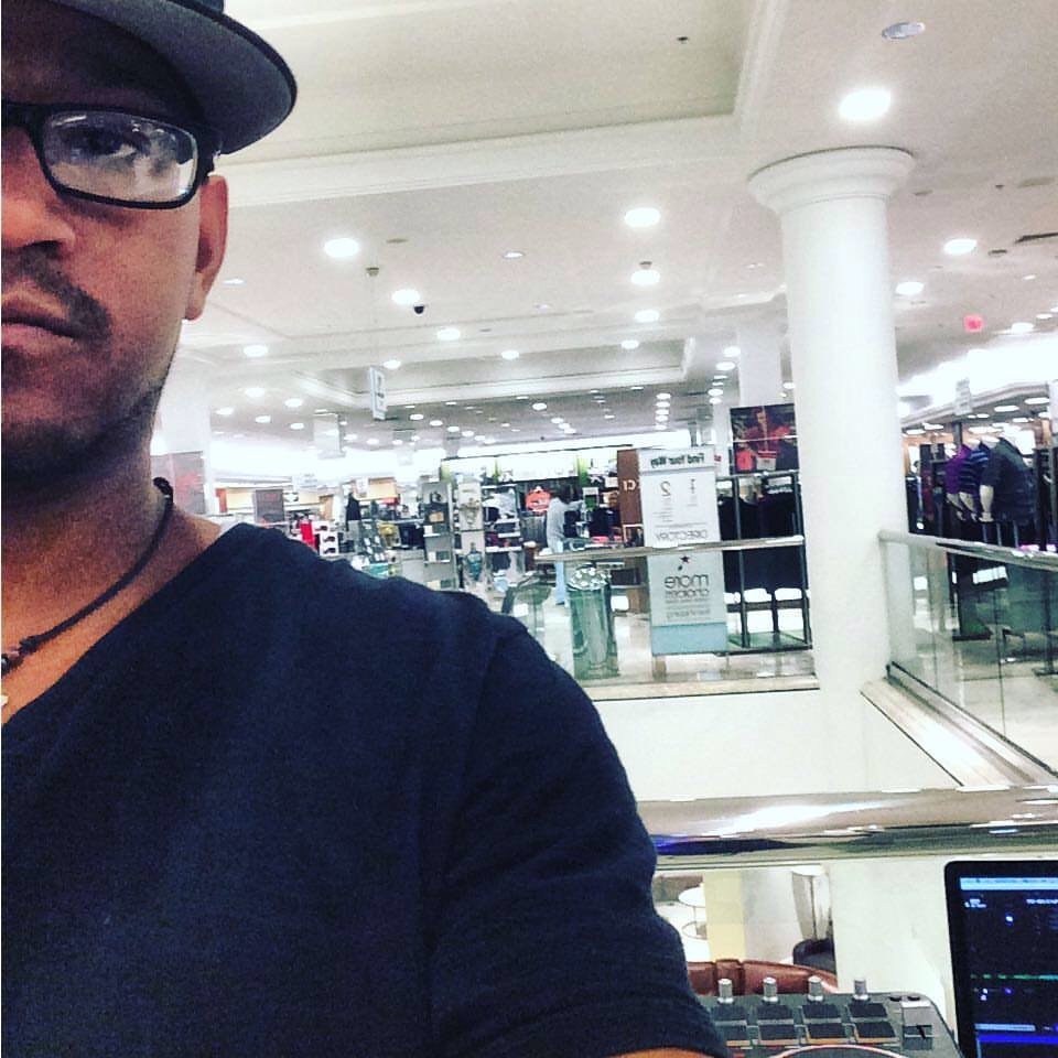 dj_erkel's tweet photo. Come by and visit me at #RockinghamMall #Salem 12-5 PM playing old & new music Saturday March 31st for your listening pleasure while you shop! Request a song while your there! 🙏🏽🎧🎼🔥 #Fragrances #Shoppers #Specials #Shopping #Mall #LiveDJ https://t.co/ncgu9ZjWHY