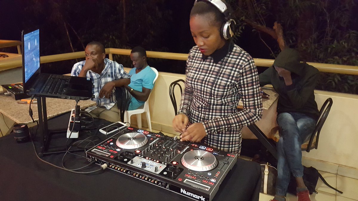 _mwes's tweet image. Miss Pretty Wings @DeejayHush_M already here giving us maaad tunes #RedSofaSessions 
#HeIsHereVideo