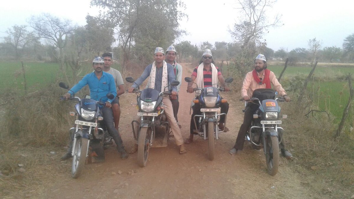 Javedkh68369304's tweet photo. "घर घर जाबो,बदलाव लाबो,के बुलंद नारो के साथ कोटा विधानसभा के,ब��थ मनपहरी, खरगा,सिरसिहा,खपरखोल,में आज जनसंपर्क कर लोगो को दिल्ली में हो रहे कार्यो से आमजनों को अवगत कराया गया,कोटा विधानसभा उपाध्यक्ष,सेक्टर प्रभारी,मंडल अध्यक्ष,उपाध्यक्ष,संगठन प्रभारी के नेतृत्व में सभी की उपस्थिति। https://t.co/vY3WRB7jLv