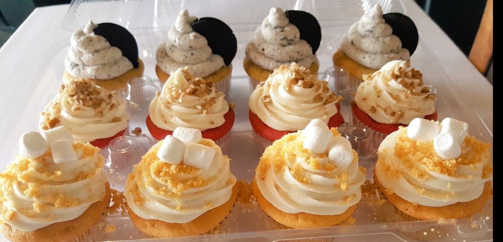 j_acupcakes1's tweet image. Variety pack, sweet potato, red velvet, cookies and cream #moistanddelicious #teamjesus