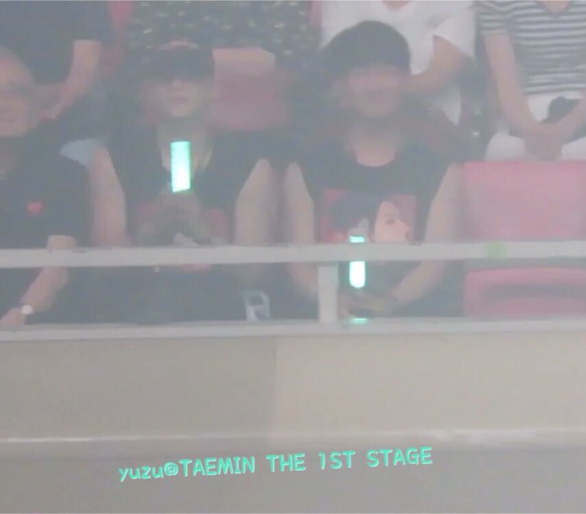 Jongyu being supportive parents at Taemin’s concert. Decked in Taemin’s merch and armed with a lightstick.