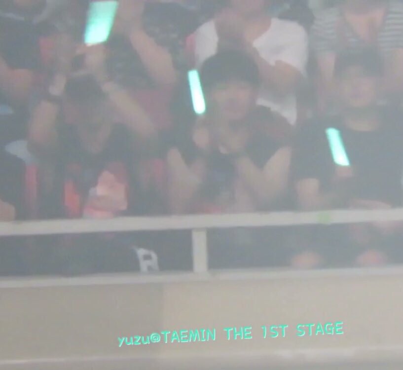 Jongyu being supportive parents at Taemin’s concert. Decked in Taemin’s merch and armed with a lightstick.
