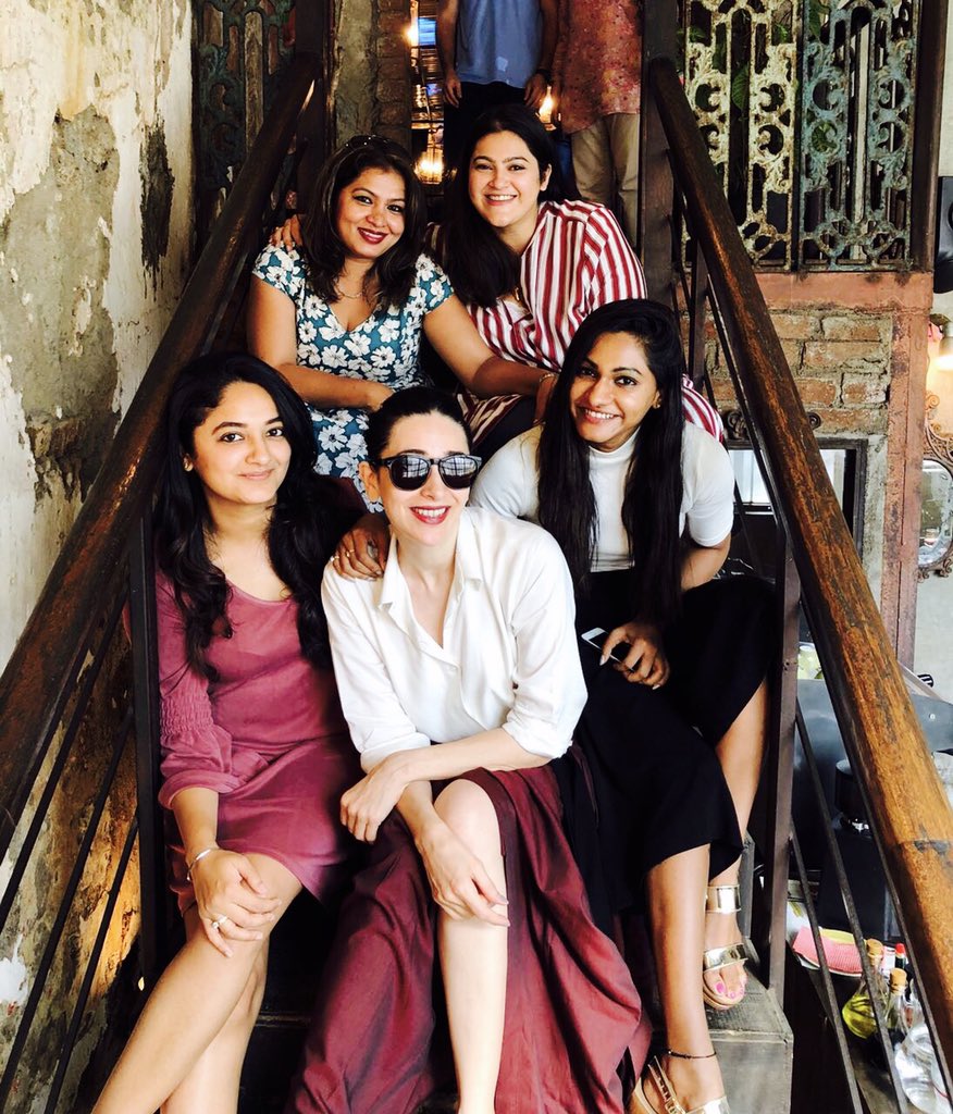 eshaamiinlabel's tweet photo. #brunch🥂 #girlcrew ❤️ 😘@karismakapoor https://t.co/9evuWBqI5y