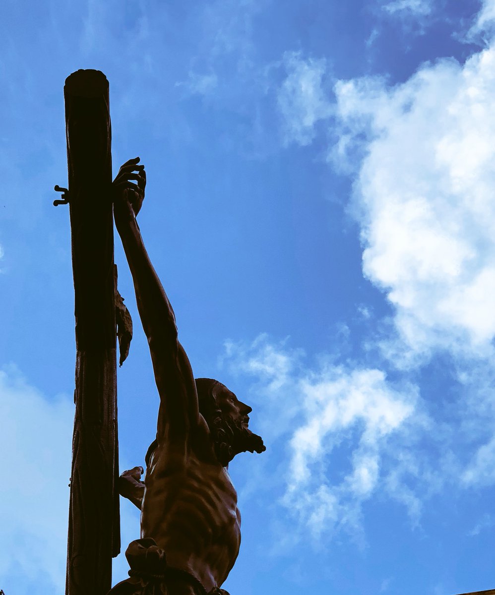 LorenaLimon's tweet photo. La perfección sigue existiendo y vive en #Triana @HdadCachorro #ViernesSanto #SsantaSevABC https://t.co/oZ2TbXhkZi