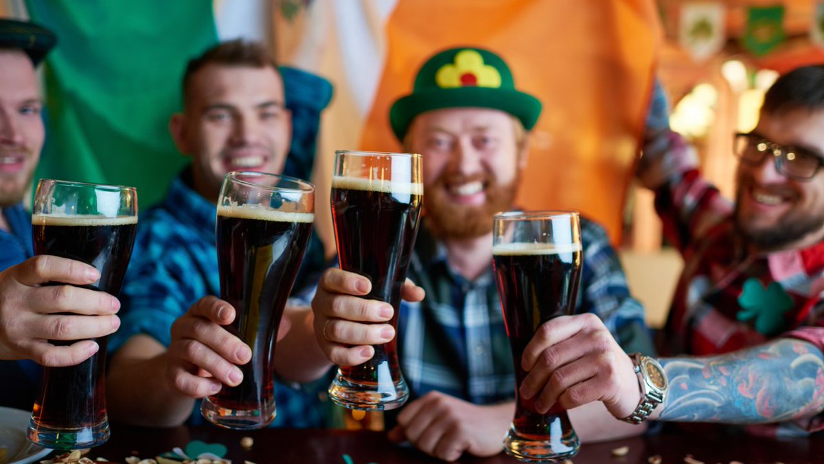 What old irish traditions. День Святого Патрика в Ирландии паб. Ирландцы в пабе. Ирландцы пьют пиво. Ирландец с пивом.