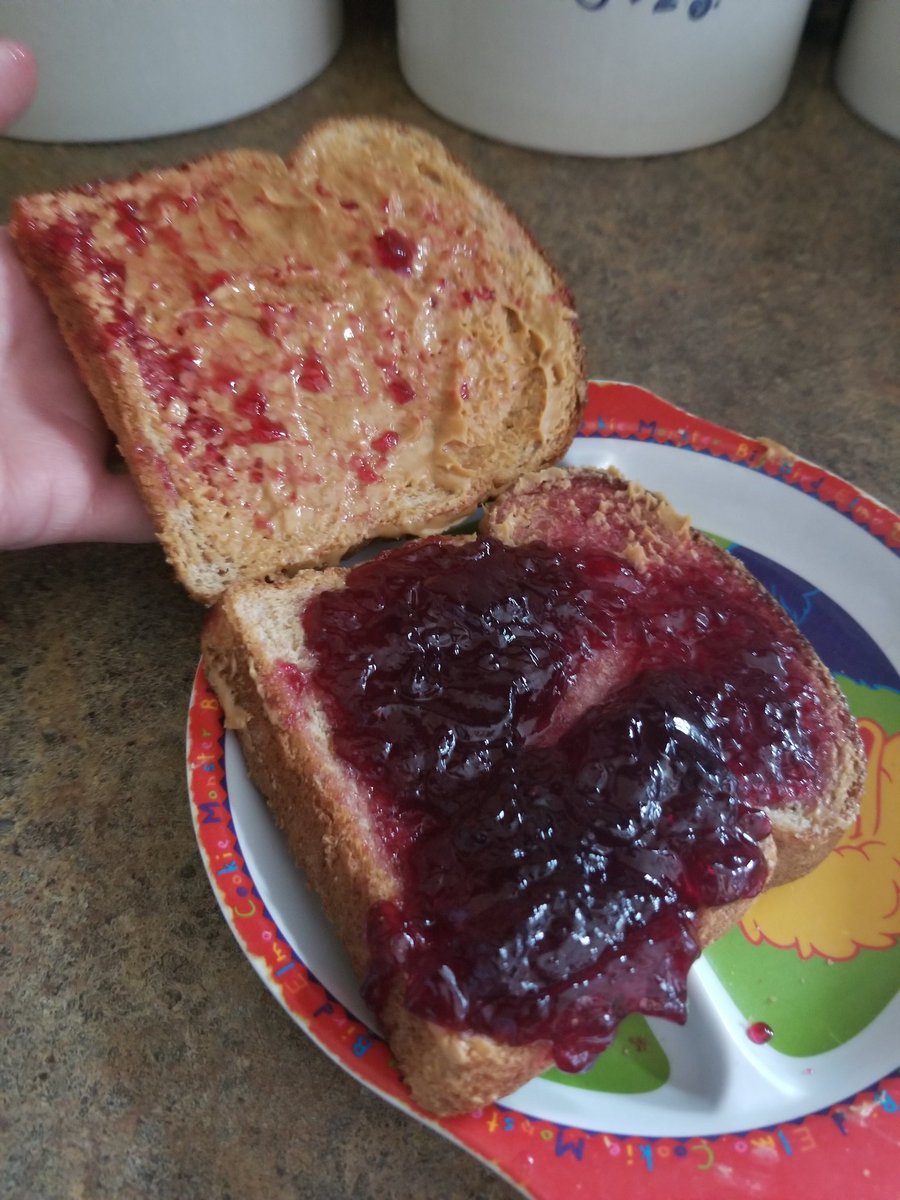 MarriedHarried's tweet photo. 4yo wanted to make her own sandwich. At least it's all on the bread. https://t.co/GYXZX7jqYz