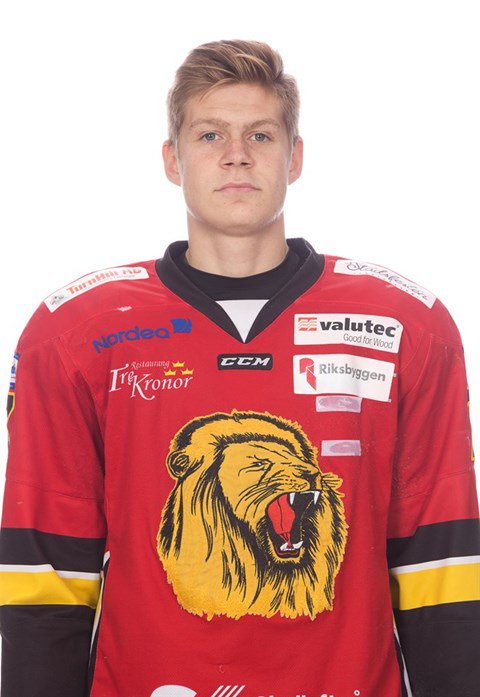 SKLejon's tweet photo. #7 Nejc Voh!

Nejc spelade 18 matcher men noterades inte för någon poäng. Han spelade även 12 matcher med Lejons J20 (1 mål) och var dessutom uttagen till Sloveniens U20-landslag under en förberedande turnering inför JVM.
Utvisningsminuter: 4
+/- statistik: -6 https://t.co/enNTFNuQiJ