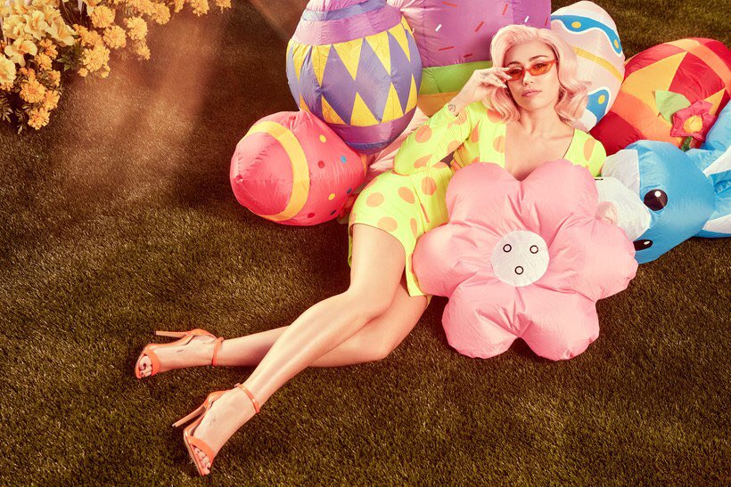 MileyCyrus's tweet photo. https://t.co/nrw7A7CQm3 https://t.co/9XDxWjiPkw