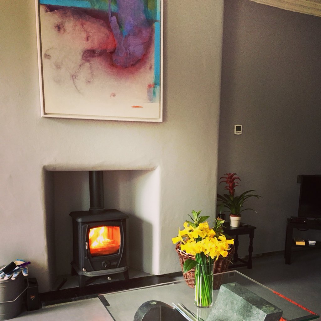 thesallows's tweet photo. Fresh daffodils and a cosy fire on arrival for our guests this evening ☺️ We’re booked up this weekend! #HappyEasterWeekend 🐰 #EcoAccommodation #BankHolidayWeekend https://t.co/hWKG1utnpC