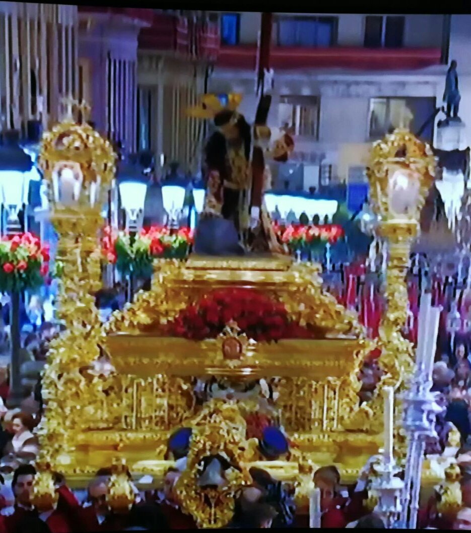 EjercitoAire's tweet photo. El capitán Borja Aybar y el teniente Fernando Pérez Serrano, fallecidos en acto de servicio en 2017, recordados junto al Cristo de la Misericordia en #Málaga #SemanaSantamalaga https://t.co/9O9WqDHWQ0