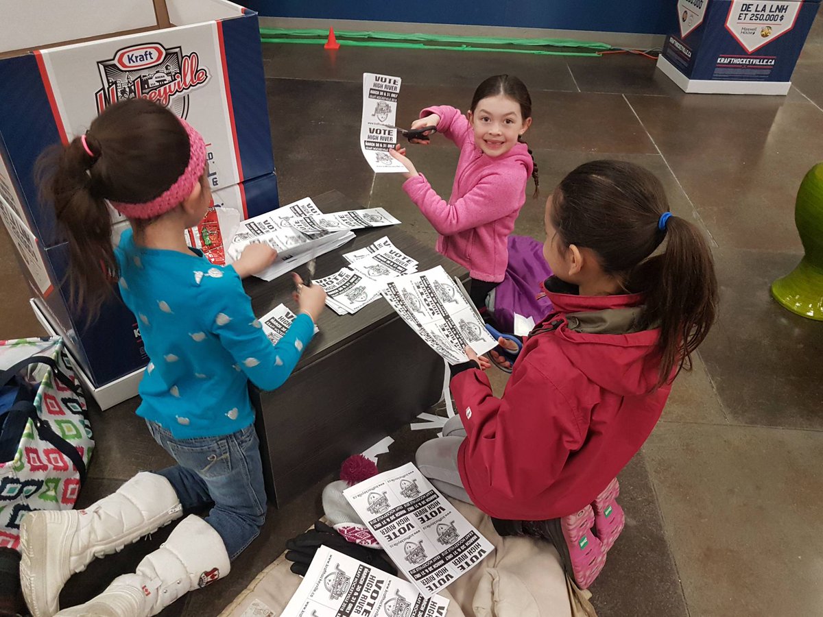 HRKH2018's tweet photo. #VoteHighRiver is rocking it. We really want to win #KraftHockeyville! The kids are working on handouts for tonight's @OkotoksOilers versus @BrooksBandits game tonight!!! Go #Alberta Go!! #yyc @hockeyville https://t.co/21QClhGc08