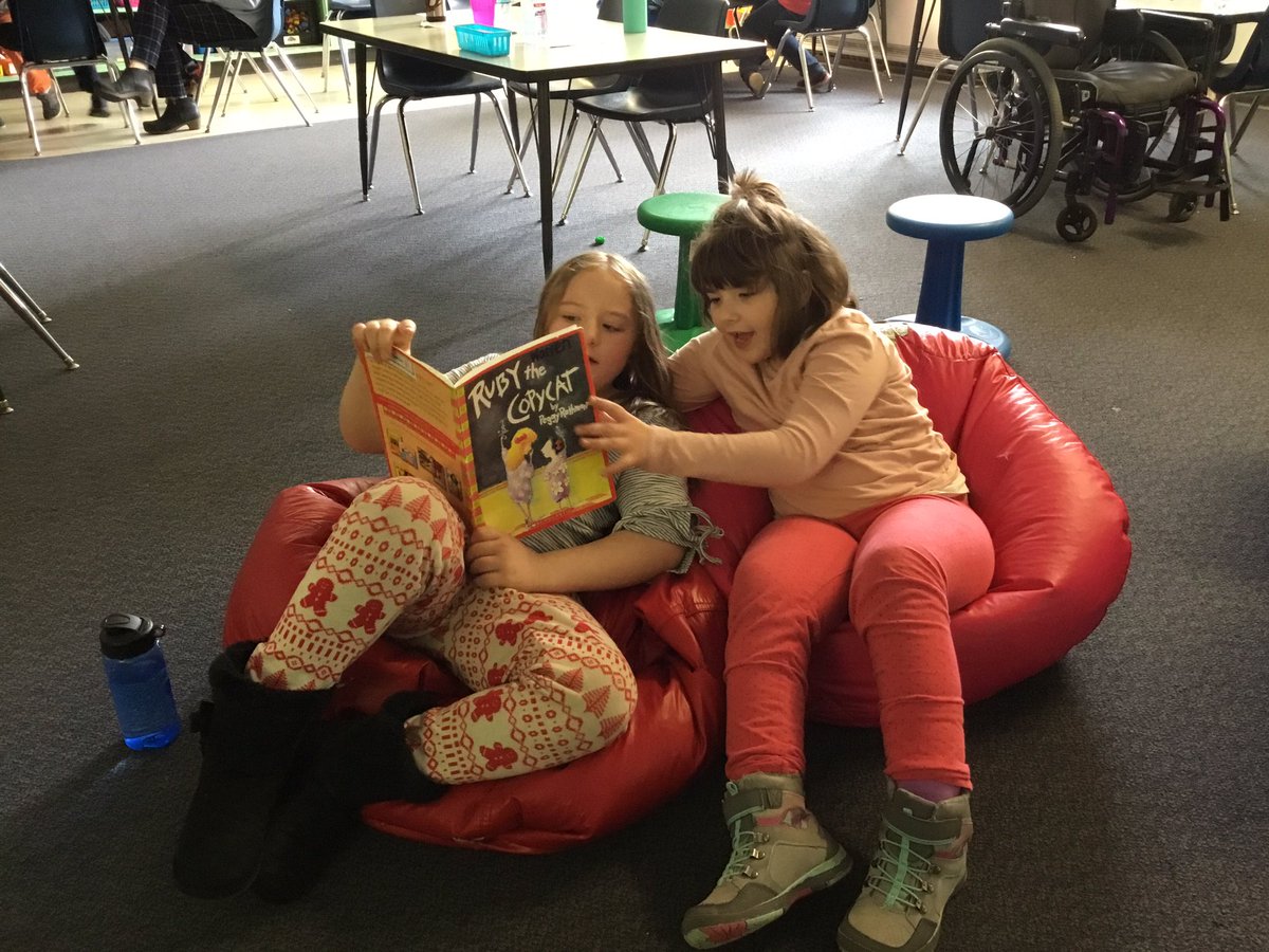MsWarrensClass's tweet photo. We had some fantastic Friday reading today! Reading to the class, partner reading, and a mock read aloud! #ppsvt #WeAreColchester @PPSPanda https://t.co/Ub4HHmkAO0