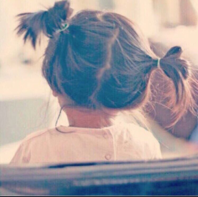 انا حياويهہ وطبعي من صغر سنّي 
أفارق الناس قبل أجرح مشاعرها