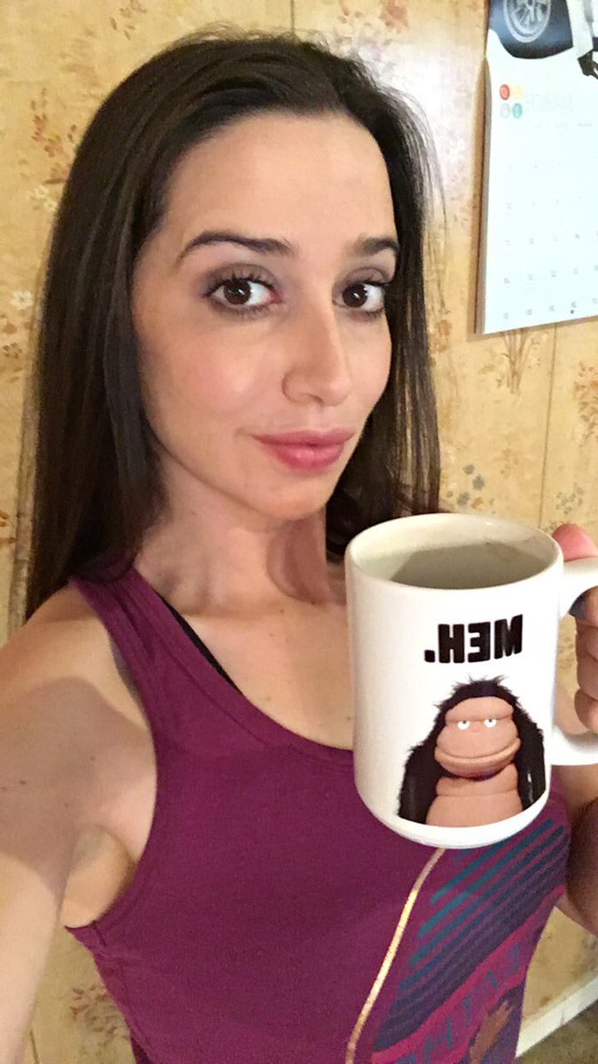 KateYouHandleIt's tweet photo. I love a nice cup of hot tea with a splash of lemon after my fasted cardio. #FitIsBeautiful #NoGimmicksHardWorkOnly #StrongerEachDay #SheCooksAndLifts https://t.co/dNMJCgb47J