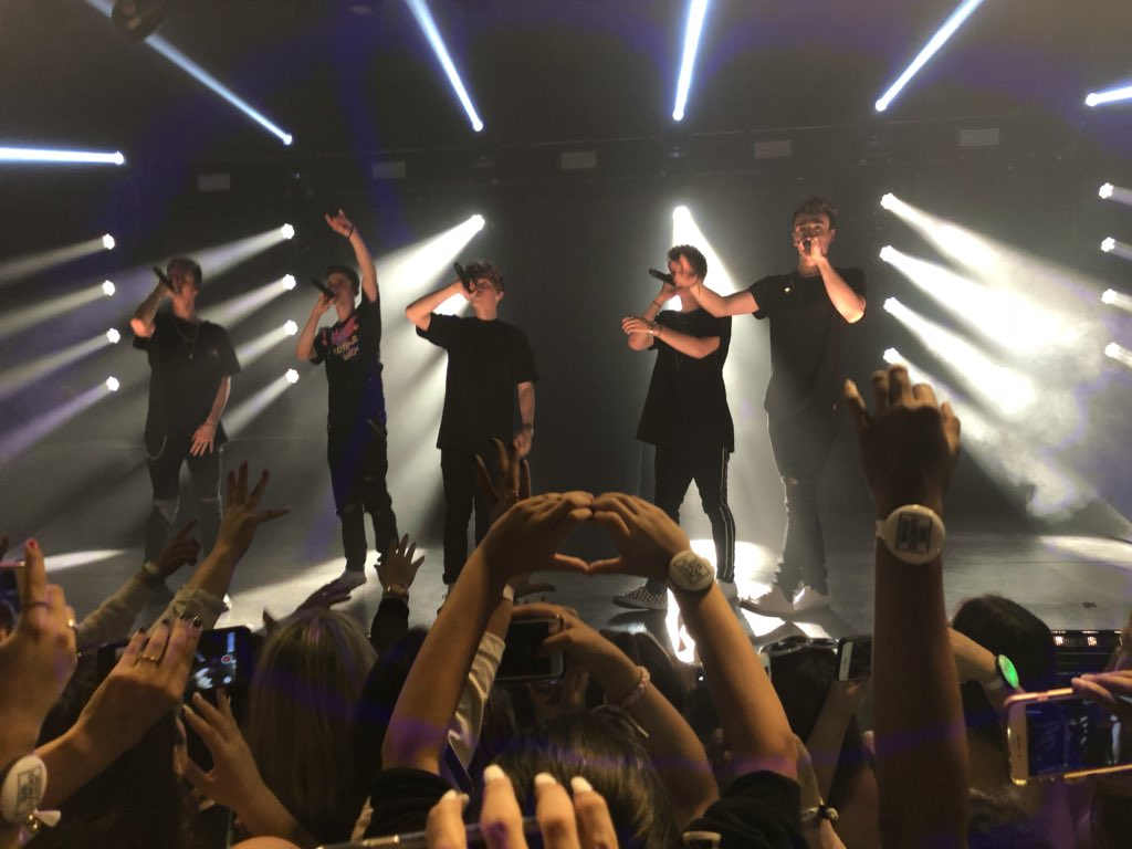 megxcombs's tweet photo. I’m not unpinning this until I see my babies again. #InvitationTourPhoenix https://t.co/lhuEFmbxyS