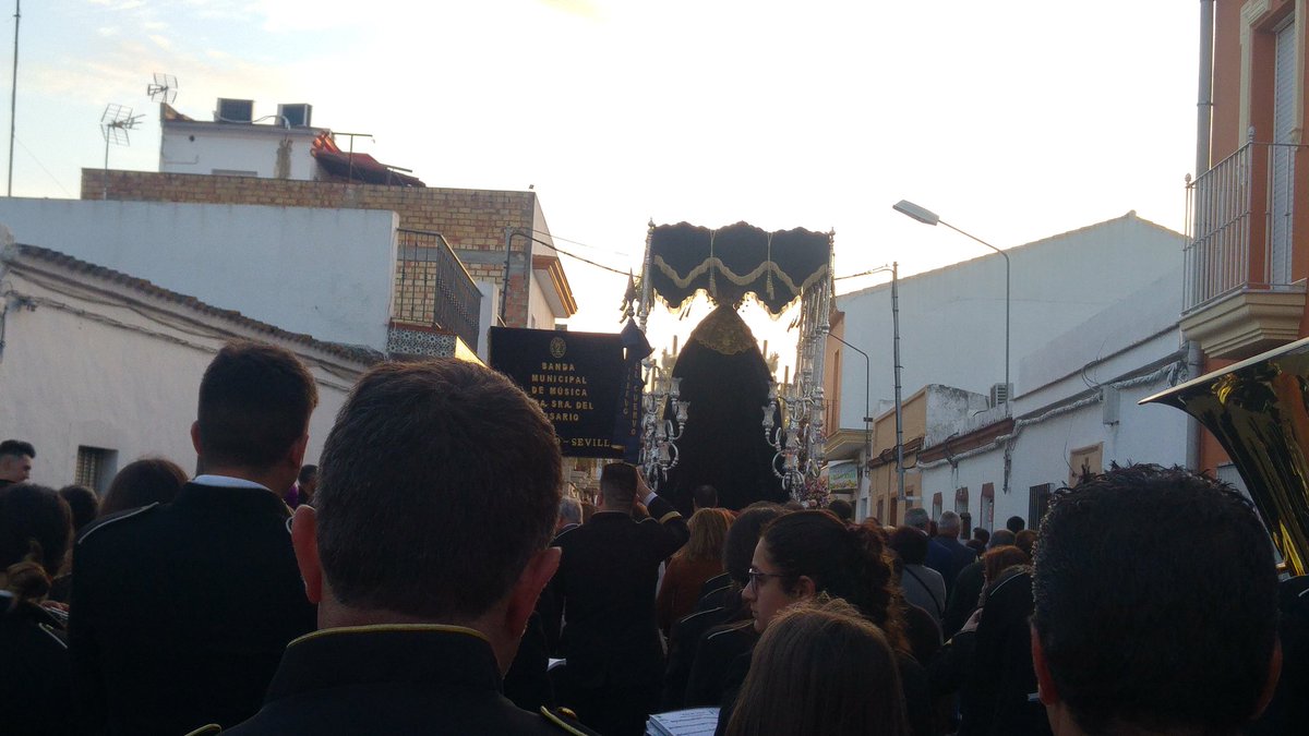 En la calle Juan XXIII sonaba la marcha Aires de Triana #bandadelcuervo #suenaelcuervo #ss2018 #semanasanta2018