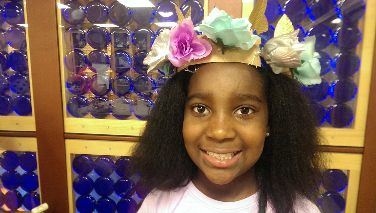 TheAVAM's tweet image. Crown-making in the classroom now until 4pm. No reservations necessary. Just drop in! $5 + museum admission. #FridayFeeling #WeekendinStyle