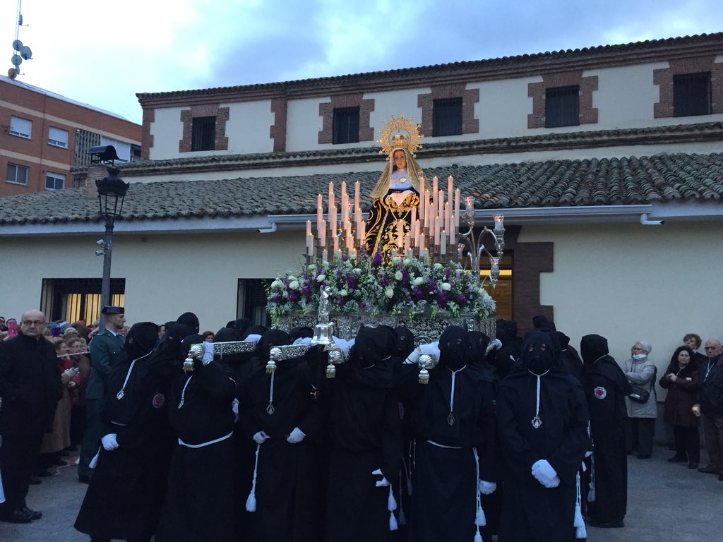 En Móstoles comienzan a salir las imágenes de Semana Santa en Viernes Santo. La lluvia da una tregua. #semanasanta #SemanaSantaTelemadrid #ViernesSantoTelemadrid <a href="/jesusnazarmost/">Real Cofradía Jesús Nazareno y Cristo Resucitado</a> <a href="/soledadmostoles/">H. Soledad y Yacente</a> <a href="/telemadrid/">Telemadrid</a>