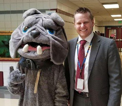 Duluth_Schools's tweet photo. TEAMWORK!
Nathan Glockle, principal for Stowe Elementary, with UMD's Champ the Bulldog during the school's Kindergarten Roundup.
#TooCuteNotToPost https://t.co/qTtPLf8Udl