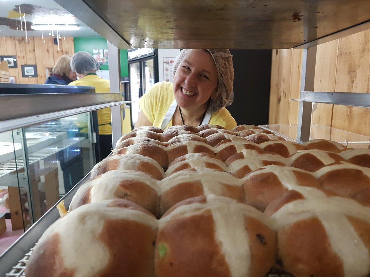 LeapingDeerFarm's tweet image. Check out our hot cross buns, fresh from the oven! Open 10am to 5pm today and Saturday #leapingdeer #bakedfromscratchbaking #HotCrossBuns