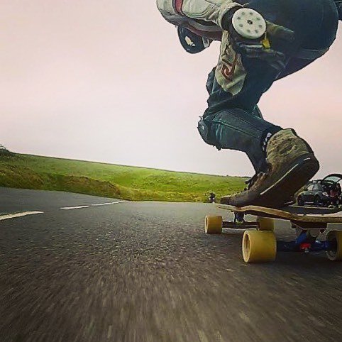 2controversial's tweet image. @everythingbates getting a little too close for comfort 
#longboarding #downhillskateboarding #downhilllongboarding #gofaster #southdownshredders #raynelongboards #thinkrevolt #precisiontrucks #venomskate #hardinthepaint